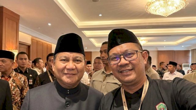 Guru Besar Universitas Negeri Makassar (UNM), Prof Hasnawi Haris (kanan) berfoto bersama Prabowo Subianto. (Foto: Istimewa)