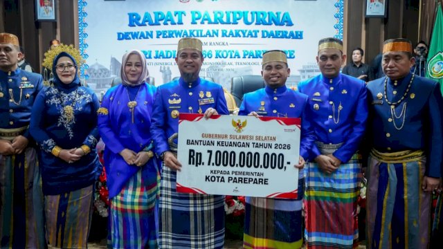 Gubernur Sulsel, Andi Sudirman Sulaiman saat menghadiri peringatan Hari Jadi ke-66 tahun Kota Parepare yang digelar di Kantor DPRD Parepare, Minggu (12/4/2026). (Foto: Istimewa)