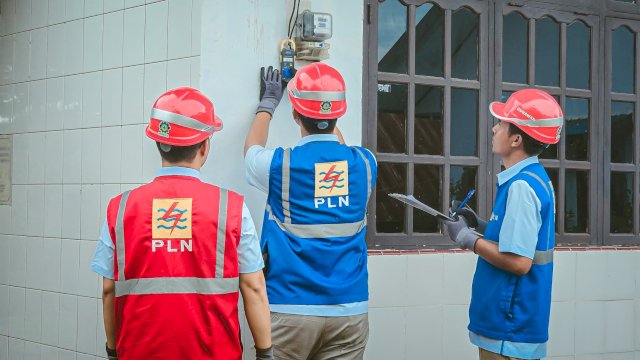 Petugas PLN sedang memeriksa kWh meter pelanggan di Kota Pare-Pare, Sulawesi Selatan. (Foto: Istimewa)