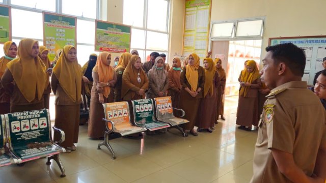 Bupati Sidrap, Syaharuddin Alrif saat melakukan inspeksi mendadak di Puskesmas Manisa, Kecamatan Baranti, Kabupaten Sidrap, Senin (13/4/2026) pagi. (Foto: Humas Pemkab Sidrap)