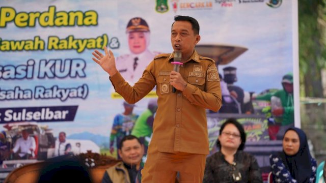 Bupati Sidrap, Syaharuddin Alrif saat memimpin kegiatan panen perdana Cetak Sawah Rakyat (CSR) sekaligus sosialisasi Kredit Usaha Rakyat (KUR) di Desa Mojong, Kecamatan Watang Sidenreng, Sidrap, Selasa (14/4/2026). (Foto: Humas Pemkab Sidrap)