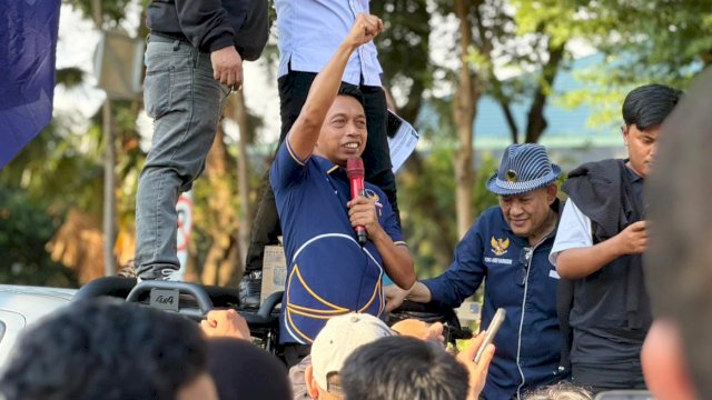 Ketua DPW NasDem Sulsel, Syaharuddin Alrif saat melakukan orasi dalam aksi demonstrasi di Monumen Mandala, Jalan Jenderal Sudirman, Makassar, Kamis (16/4/2026). (Foto: Istimewa)