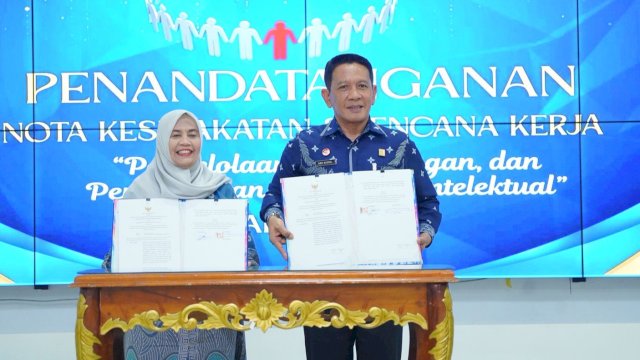 Penandatanganan Nota Kesepakatan antara Kepala Kantor Wilayah Kemenkum Sulsel, Andi Basmal, dan Bupati Sinjai, Ratnawati Arif, yang berlangsung di Kabupaten Sinjai, Jumat (17/4/2026). (Foto: Humas Kemenkum Sulsel)