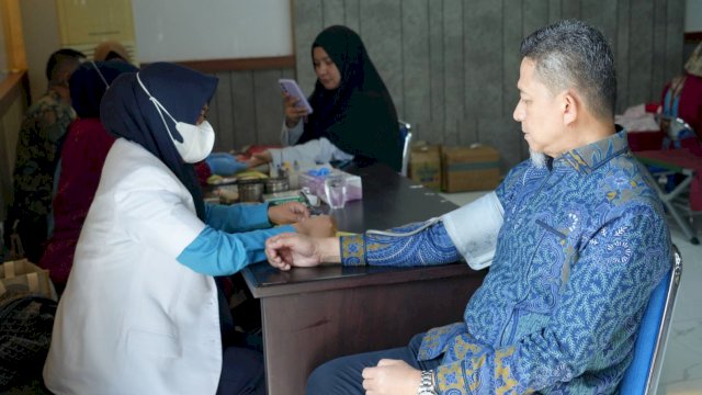 General Manager PLN UID Sulselrabar, Edyansyah turut berpartisipasi dalam kegiatan donor darah. (Foto: Istimewa)