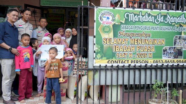 GM PLN UID Sulselrabar, Edyansyah bersama YBM PLN UID Sulselrabar saat memberikan bantuan di Panti Asuhan Al-Bahri Makassar, Kamis (23/4/2026). (Foto: Istimewa)