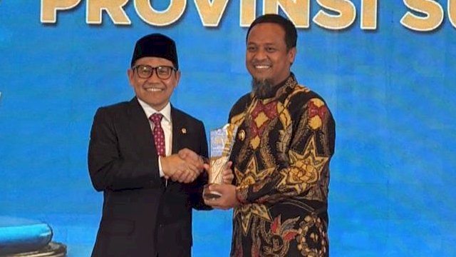 Gubernur Sulsel, Andi Sudirman Sulaiman menerima penghargaan kategori Outstanding Province in Multi-Years Infrastructure Development pada ajang National Governance Awards yang diselenggarakan oleh Metro TV, Jumat (24/4/2026). (Foto: Istimewa)