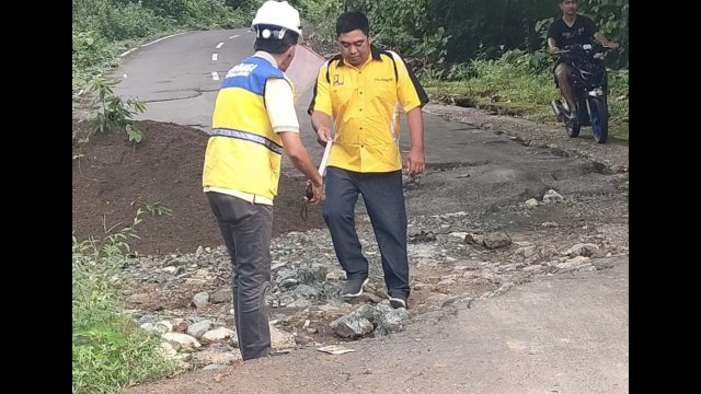 Ket: Dinas PU PUTR-Perkim perbaiki jalan rusak di Lawampang-Tompo, Kabupaten Barru, Sulsel
