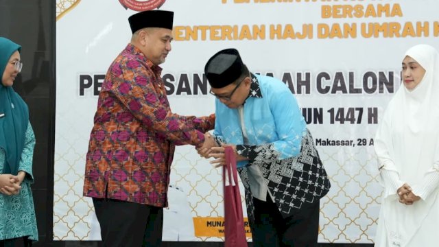 Wali Kota Makassar, Munafri Arifuddin saat prosesi pelepasan JCH Kota Makassar di Rumah Jabatan Wali Kota Makassar, Baruga Anging Mammiri, Rabu (29/4/2026). (Foto: Istimewa)