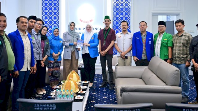 Ketua KNPI Sulsel, Vonny Ameliani Suardi saat mengantarkan langsung undangan pelantikan pengurus kepada Ketua DPRD Sulawesi Selatan, Andi Rachmatika Dewi di ruang kerjanya, Kamis (30/4/2026). (Foto: Istimewa)