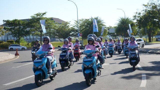 Srikandi PLN UID Sulselrabar mengadakan Kegiatan SUNMORI (Sunday Morning Ride) sebagai bagian dari kampanye sosialisi penggunaan kendaraan listrik. (Foto: Istimewa)