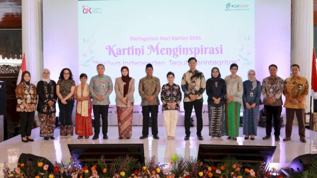 Ketua Dewan Audit OJK Sophia Wattimena (tengah) saat menghadiri Inspiring Talkshow bertema &ldquo;Kartini Menginspirasi: Berjiwa Independen, Teguh Berintegritas&rdquo;, di Pendopo Museum R.A. Kartini, Rembang, Provinsi Jawa Tengah, Senin, (20/04/2026). (Dok. Otoritas Jasa Keuangan) 