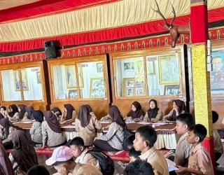 Siswa SMP 1 Takalar Belajar Sejarah dan Budaya Gowa di Museum Balla Lompoa