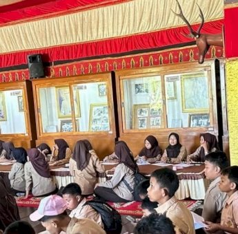 Siswa SMP 1 Takalar Belajar Sejarah dan Budaya Gowa di Museum Balla Lompoa