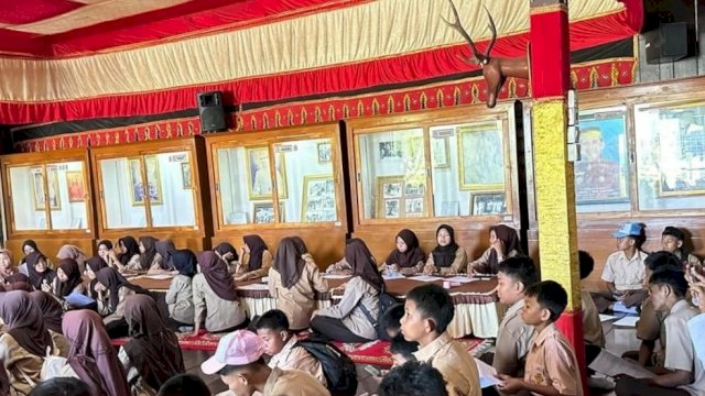 Sejumlah siswa SMP 1 Takalar saat berkunjung ke Musuem Balla Lompoa, kemarin. (Dok. Museum Balla Lompoa) 