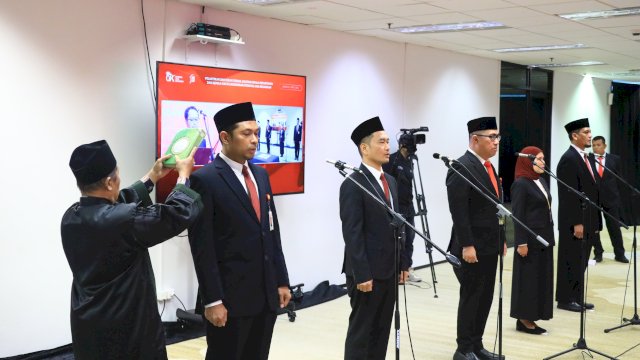 Ketua Dewan Komisioner Otoritas Jasa Keuangan (OJK), Friderica Widyasari Dewi saat melantik dan mengambil sumpah sejumlah pejabat yang empat diantaranya merupakan kepala OJK daerah. (Dok. Otoritas Jasa Keuangan) 
