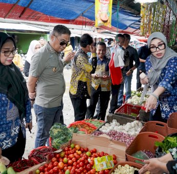 Bupati Barru Sidak Pasar Mattirowalie, Pastikan Harga Sembako Stabil Jelang Idulfitri