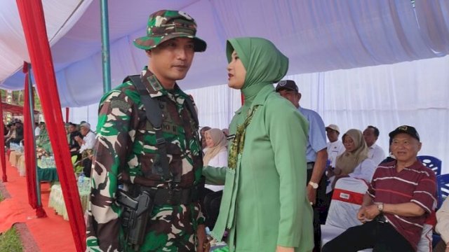 Dandim 1415/Selayar Letkol Yudo Harianto bersama Istrinya, dr. Marlin Yudo, Ketua Persit Kodim 1415/Selayar. [IST]