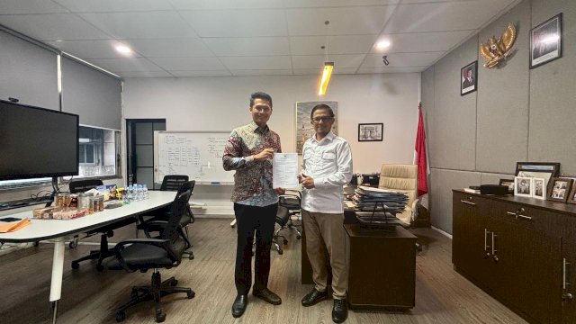 General Manager PLN UIP Sulawesi, I Gusti Made Aditya San Adinatha saat menerima dokumen KKPR dari Direktur Sinkronisasi Pemanfaatan Ruang Kementerian ATR/BPN, Prasetyo Wiranto, di Kantor Direktorat Jenderal Tata Ruang, Kamis, 30 April 2026 lalu. (Dok. Humas PLN UIP Sulawesi) 