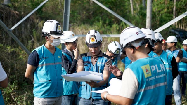 General Manager PLN UIP Sulawesi, Bapak I Gusti Made Aditya San Adinatha (kiri) tengah melakukan kunjungan lapangan pada area proyek Saluran Udara Tegangan Tinggi (SUTT) 150 kV Palu 3 - Tambu, Sulawesi Tengah. (Dok. Humas PLN UIP Sulawesi) 