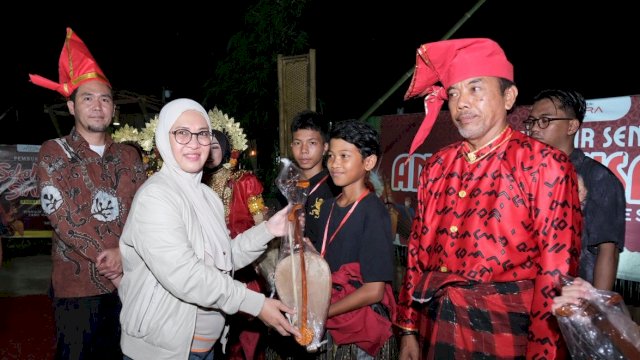 Bupati Gowa, Sitti Husniah Talenrang saat menghadiri Pembukaan Sekolah Sinrilik Angkatan I, di Sanggar Bakti Antara Nusantara, Desa Maccini Baji, Kecamatan Bajeng, kemarin. (Dok. Humas Gowa) 