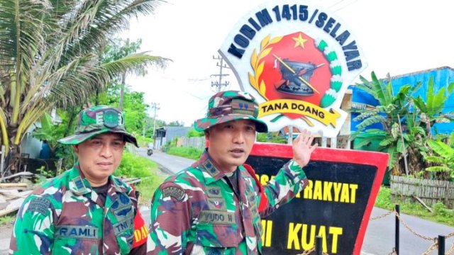 Dandim 1415/Selayar, Letkol Czi Yudo Harianto bersama Danramil Bontomatene, Kapten Inf. Ramli. [IST]