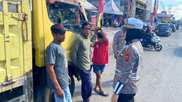Polantas Mappatabe, Satlantas Bulukumba Sasar Sopir Truk di Jalan Sam Ratulangi. [IST]