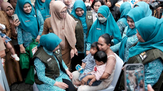 Bupati Gowa, Sitti Husniah Talenrang didampingi Ketua TP PKK Kabupaten Gowa Andi Tenri Indah saat menerima kunjungan Ketua Umum TP PKK, Tri Tito Karnavian bersama Gubernur Sulawesi Selatan, Andi Sudirman Sulaiman dan Ketua TP PKK Sulsel, Naomi Octarina, di sela-sela Monitoring dan Evaluasi Imunisasi Zero Dose Provinsi Sulawesi Selatan, di Kabupaten Gowa, Selasa (05/05/2026). (Dok. Humas Gowa) 