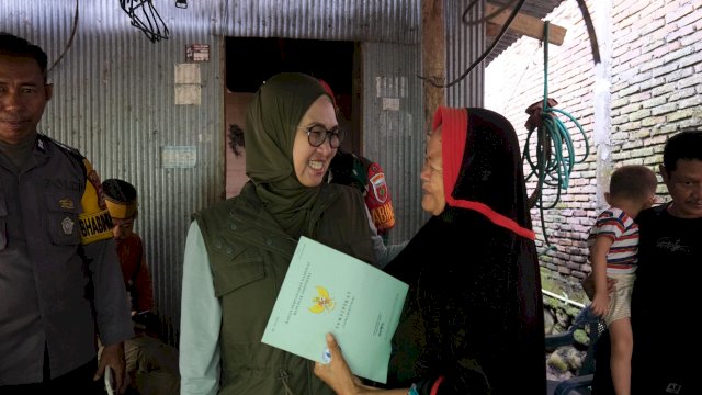 Bupati Gowa, Sitti Husniah Talenrang saat mengunjungi sekaligus memberikan bantuan sembako langsung ke kediaman Azis Dg Buang yang merupakan KME di Desa Borongloe, Kecamatan Bontomarannu, kemarin. (Dok. Humas Gowa)