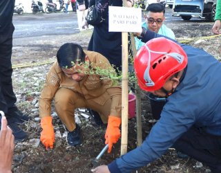 Gerakan Indonesia ASRI Digelar di Belakang Gudang Dolog Soreang, Wali Kota Parepare Tanam Ketapang Kencana