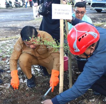 Gerakan Indonesia ASRI Digelar di Belakang Gudang Dolog Soreang, Wali Kota Parepare Tanam Ketapang Kencana