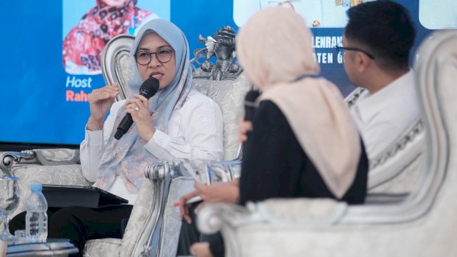 Bupati Gowa, Sitti Husniah Talenrang, di tengah-tengah Dialog Luar Studio RRI Pro 1 Makassar, di Baruga Tinggimae Rumah Jabatan Bupati Gowa, kemarin. (Dok. Humas Gowa) 