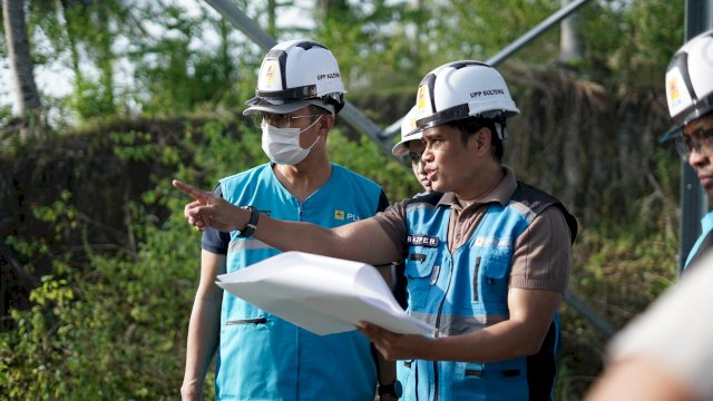 GM UIP Sulawesi, I Gusti Made Aditya San Adinatha saat melakukan kunjungan lapangan ke proyek pembangunan SUTT 150 kV PLTU Palu 3&ndash;Tambu, di Sulawesi Tengah. (Dok. Humas PLN UIP Sulawesi) 