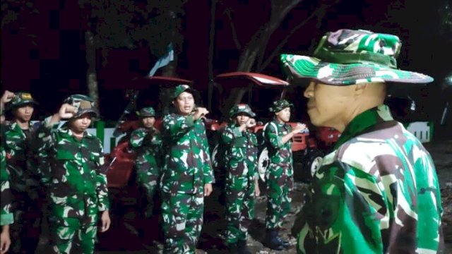 Prajurit TMMD Kodim 1415/Selayar Tetap Jalani Apel Malam Usai Bekerja. [IST]