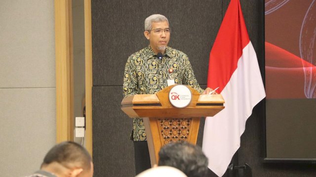 Direktur Pengawasan Perilaku Pelaku Usaha Jasa Keuangan, Edukasi, Pelindungan Konsumen dan Perizinan Lembaga Jasa Keuangan, OJK Sulselbar, Arif Machfoed saat menghadiri FGD dan Diseminasi Riset Akses Keuangan bertajuk "Pacu Akselerasi Akses Keuangan, Ekonomi Daerah Meningkat", di Ballroom Kantor OJK Sulselbar, kemarin. (Dok. OJK Sulselbar) 