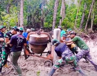 Diguyur Hujan, Satgas TMMD Tetap Tuntaskan Jalan Tani di Selayar