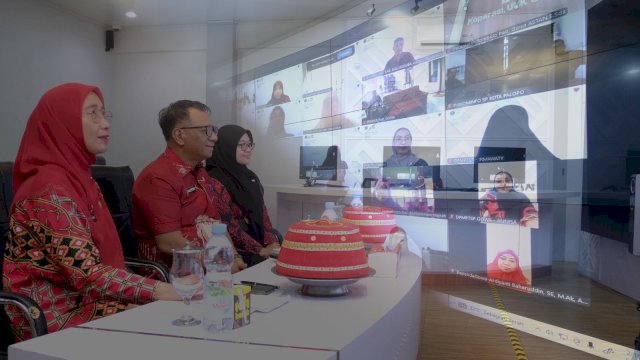Sekretaris Daerah Kabupaten Gowa, Andy Azis Peter didampingi Kepala Dinas Diskominfo-SP Kabupaten Gowa, Emy Pratiwi Luthfy dan Sekretaris Diskominfo-SP Gowa, Widiah Restuti Hasan saat hadir dalam pembukaan Webinar Peningkatan Cyber Security Awareness Aparatur Pemerintah Daerah Kabupaten Gowa Tahun 2026, di Peace Room A'Kio, Kantor Bupati Gowa, kemarin. (Dok. Humas Gowa)