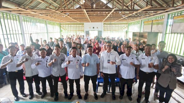 Deputi Kepala OJK Sultra, Indra Natsir Dahlan (tengah) bersama jajaran Bank Indonesia dan Pemerintah Daerah Kabupaten Konawe Kepulauan, dan masyarakat saat berfoto bersama di sela-sela Edukasi Keuangan, di Desa Kekea, Kecamatan Wawonii Tenggara, Rabu, 6 Mei 2026 lalu. (Dok. OJK Sultra) 