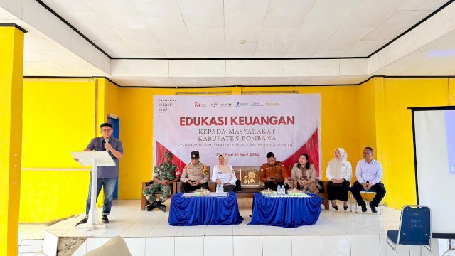 Deputi Kepala OJK Sultra, Indra Natsir Dahlan saat memberikan sambutan di sela-sela Edukasi Keuangan OJK Sulawesi Tenggara, di Kabupaten Bombana, kemarin. (Dok. OJK Sulawesi Tenggara) 