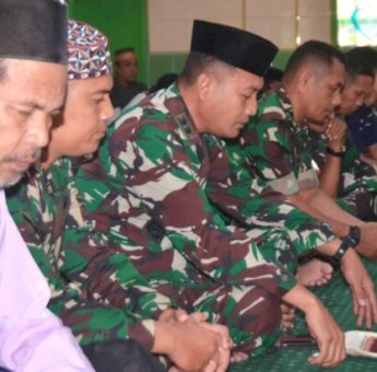 Dandim 1415 Selayar Shalat Jumat Bersama Warga dan Personel TMMD