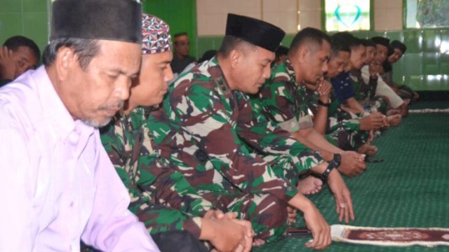 Kebersamaan TNI dan Warga Terlihat Saat Salat Jumat di Lokasi TMMD. [IST]