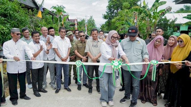 Ket: Bupati dan Wakil Bupati Barru, Andi Ina Kartika Sari dan Abustan A Bintang Resmikan Jalan Rabat Beton Passedde