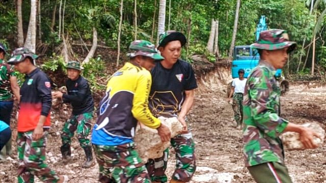 Meski Diguyur Hujan, Satgas TMMD Tetap Lanjutkan Pembukaan Jalan Tani. [IST]