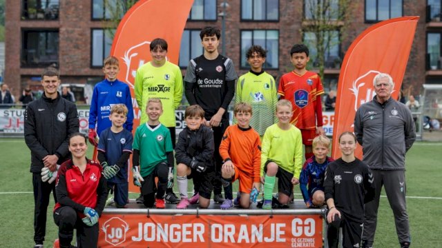 Adelard Jibril Ahmad (belakang kanan) yang merupakan pelajar asal Gowa lolos ke babak Final Jonger Oranje Zomerfinals 2026, di Belanda. (Dok. Istimewa)