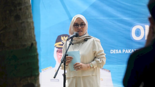 Bupati Gowa, Sitti Husniah Talenrang di sela-sela Peringatan Hari Buruh Tahun 2026 di Kabupaten Gowa yang dirangkaikan dengan Program One Day One District, di Wisata Kebun Kecamatan Bontomarannu, Minggu (10/05/2026). (Dok. Humas Gowa)