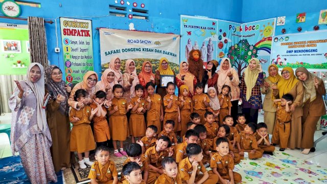 DWP Kabupaten Gowa menggandeng Bunda PAUD Gowa menggelar DWP Mendongeng, di TK Pertiwi Sungguminasa, Senin, (11/05/2026). (Dok. Humas Gowa)