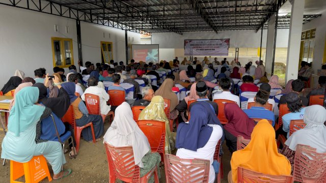 Sejumlah kelompok nelayan di Desa Angkue, Kabupaten Bone saat mengikuti pertemuan yang digelar OJK bersama IJK dan TPAKD Kabupaten Bone, kemarin. (Dok. OJK Sulselbar) 