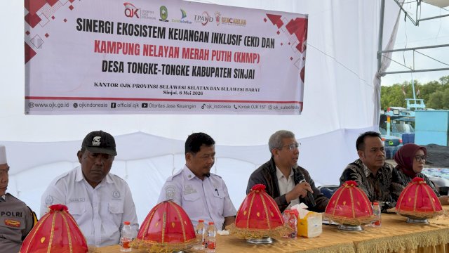 Kepala Direktorat Pengawasan Perilaku Pelaku Usaha Jasa Keuangan, Edukasi, Pelindungan Konsumen dan Perizinan LJK, OJK Sulselbar, Arif Machfoed (tengah) saat menghadiri Edukasi dan Perluasan Akses Layanan Keuangan di Desa Tongke-Tongke, Kabupaten Sinjai, kemarin. (Dok. OJK Sulselbar) 