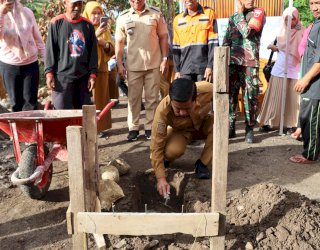 Wali Kota Parepare Salurkan Bantuan dan Letakkan Batu Pertama Rumah Korban Kebakaran Lumpue
