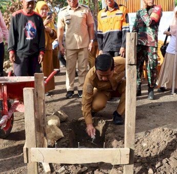 Wali Kota Parepare Salurkan Bantuan dan Letakkan Batu Pertama Rumah Korban Kebakaran Lumpue