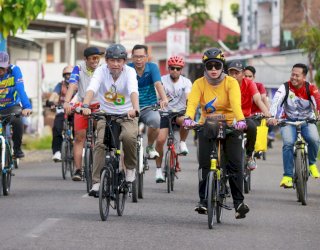 Bupati Barru Andi Ina Kartika Sari Gowes Keliling Kota Saat CFD, Pantau Infrastruktur dan Sapa Warga